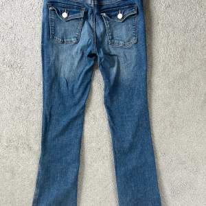 Jag säljer mina h&m jeans för att dom är för korta, storleken är 158 och de är low waist och bootcut. Skick 8/10. Jag köpte dom för 279:- och säljer nu för 150:- el. högstbjudande