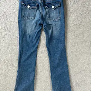 Jag säljer mina h&m jeans för att dom är för korta, storleken är 158 och de är low waist och bootcut. Skick 8/10. Jag köpte dom för 279:- och säljer nu för 150:- el. högstbjudande