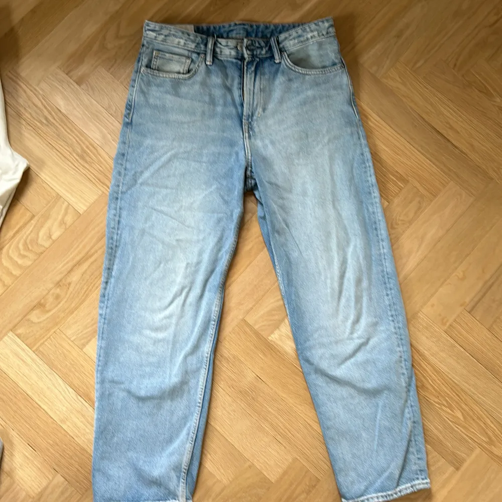 Svarta just junkies jeans loose fit Stl 30/32. 9/10  Vita Vailent jeans loose fit Stl. 8,5/10   Blåa H&M jeans loose fit Stl 32/32. 9/10  Vita manchester byxor. H&M Regular fit Stl Euro 33 9,5/10. Använda 3ggr  Pris 100kr styck eller 300kr för alla.. Jeans & Byxor.