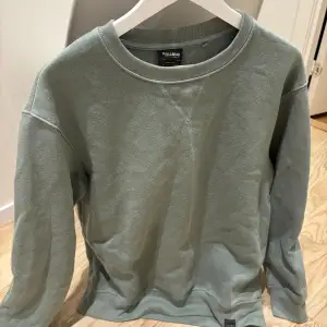 Sweatshirt i storlek L. Använd ett fåtal gånger och säljs då den inte används. 