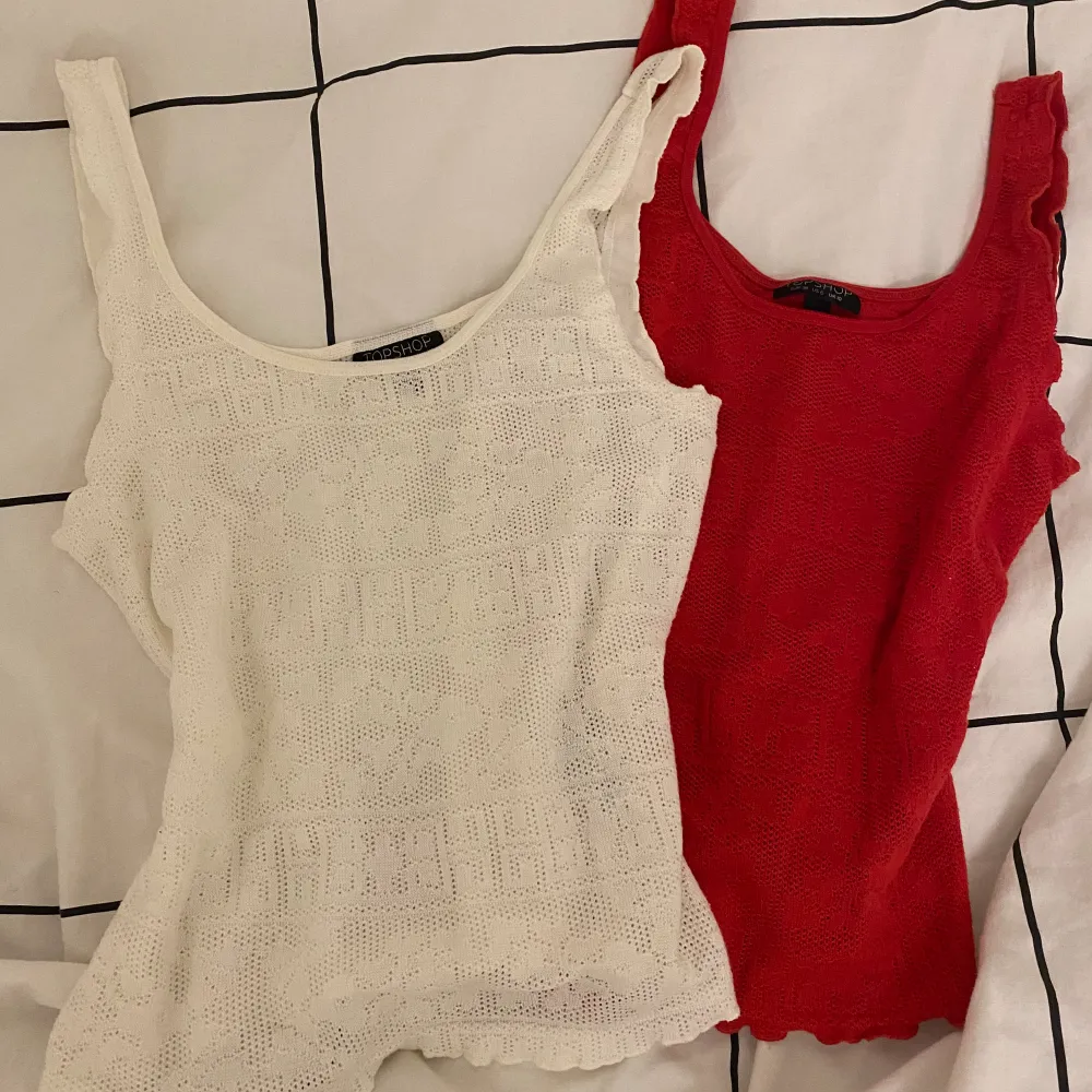 Säljer 2 linnen från top shop, det vita är i storlek S (36) men sitter som XS, och det röda i M (38) men sitter som S💕 Inget slitage! Om du bara är intresserad av ena linnet går det jättebra att köpa det ena❤️. Toppar.