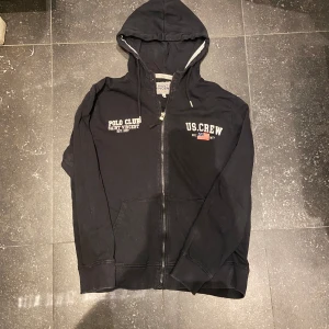 Polo kofta - Mörkblå kofta från Polo Club i storlek M. I använt skick men inga defekter förutom att den är skrynklig men det fixas självklart innan den fraktas. Hör av er vid frågor!