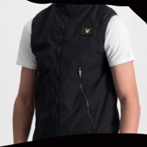Lyle&scott väst  - Tja, säljer denna Lyle&scott västen för att den inte används längre. Den är knappt använd och säljer den för schysst pris. Storleken är 14-15 år men passar även 12-13. 
