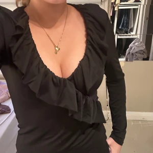 Volang tröja - Svart volang tröja som är i ett jätte skönt material. 