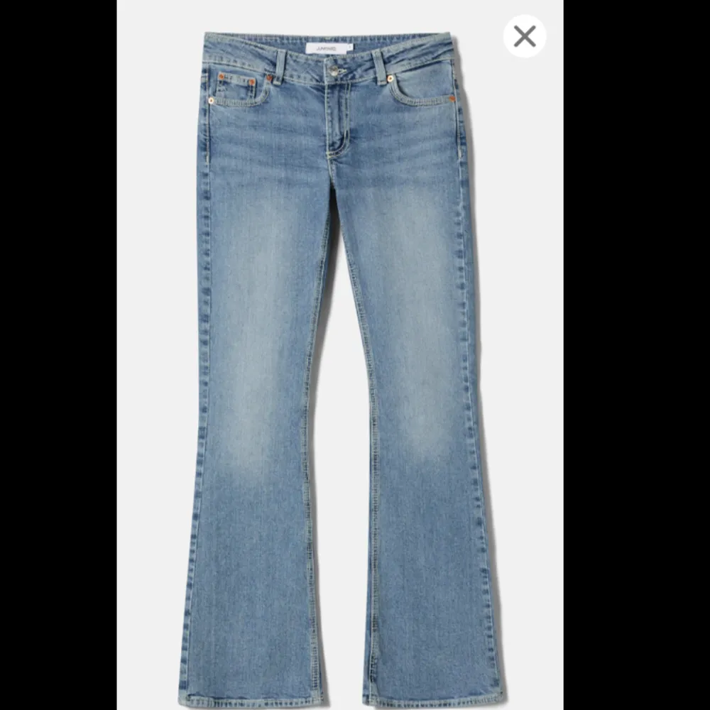 Säljer ett par Lågmidjade jeans från Junkyard i storlek S. Ny pris 600kr men säljer för 370kr. Säljer för de inte riktigt är min stil och tycker inte de passar på mig!💙 Använda 1 gång bara. Jeans & Byxor.