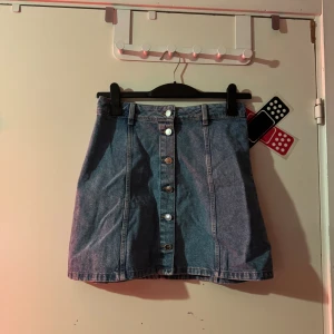 Jeanskjol  - Fin jeanskjol, använt fåtal gånger.