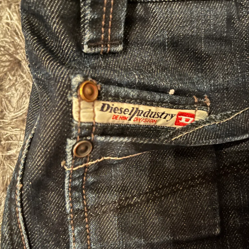 Jättesnygga välvårdade Diesel jeans som är lowwaisted/lowrised! De är lite ljusare än på bilden och har en mörkt- denim blå färg. Skriv för mer bilder eller frågor, tryck gärna på köp nu!💞. Jeans & Byxor.