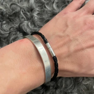 Stilrent och klassiskt läderarmband! - Tjena! Ett stilrent och klassiskt armband perfekt till vår/sommar! Onesize så passar alla! Tveka inte att höra er vid frågor!