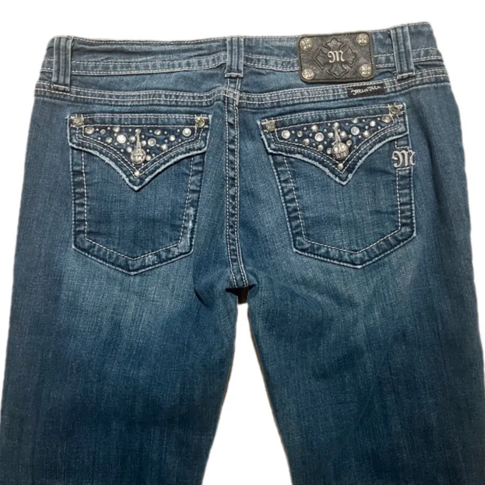 lågmidjade bootcut miss me jeans 😇 midjemått 41 cm tvärs över innerbenslängd 79 cm ! pris diskuterbart. Jeans & Byxor.