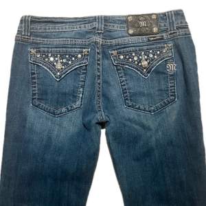 lågmidjade bootcut miss me jeans 😇 midjemått 41 cm tvärs över innerbenslängd 79 cm ! pris diskuterbart