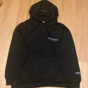 Comfort hoodie från Essentials Fear Of God. Kondition är helt ny, säljer pga. storleken. Lite mindre än vanlig Medium.  ⚠️Obs, snöre för hooden ingår ej då produkten inte inkluderade den, men eget snöre går att lägga in!