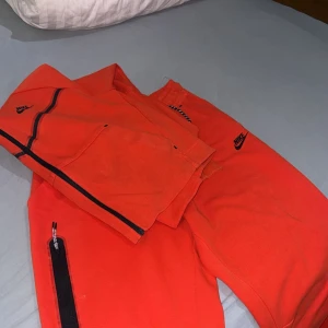 Nike tech dam - Röd Nike tech till tjejer storlek M säljs för 800 hel sett