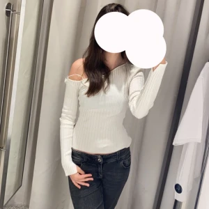 One of shoulder tröja - Säljer denna off one shoulder tröjan då jag inte gillar den längre, helt slutsåld och kommer ej tillbaks, storlek s/xs