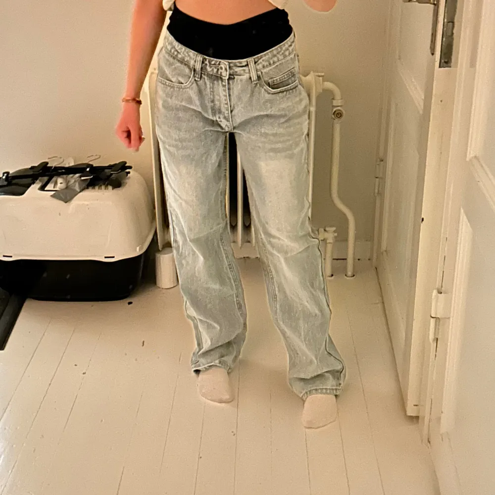 Här har vi ett par jeans som är nya lap kvar köpte dom av en tjej på Tradera men dom var tyvär aldeles förstora och för långa för mig är en xs/s 158 tjej, skulle säga de här passar någon som är XS/Slågmidjade. Kolla gärna in mina andra annonser.🌸🌼. Jeans & Byxor.