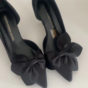 Klackskor med rosett  - Säljer mina fina klackar. Så fina nu inför våren! Det är storlek 38 och passar mig jätte bra som har storlek 36 i vanliga fall. Om du är intresserad, så hör av dig. 