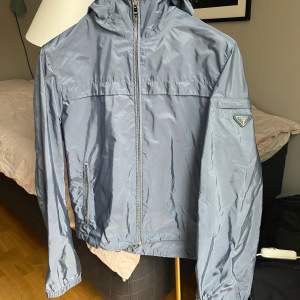 Prada windbreaker i storlek 48. Väldigt små fläckar bak på armen och höger axel/bröst som knappt syns i dagsljus, därav billigt pris. Annars väldigt bra skick. Priset kan diskuteras.