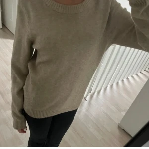 Stickad beige tröja  - Stickad tröja ifrån VILA nypris 269kr lite nopprig men det går att få bort med en loppet maskin eller kam!🤎☺️