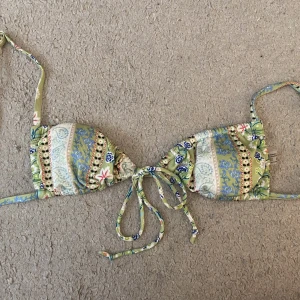 Söt bikiniöverdel  - Jättesöt bikiniöverdel. Så fin till sommaren men är tyvärr i fel storlek. Aldrig använd!!