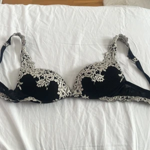 Intimissimi bh  - En svart intimissimi bh som jag råka köpa i fel storlek men inte orka skicka tillbaka, nyskick storlek 70 B.🌸 kontakta vid frågor❤️