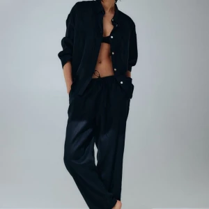 svarta linne byxor - säljer mina oanvända svarta linnebyxor från hm som inte längre går att rutinerna och därav säljer jag dem💞