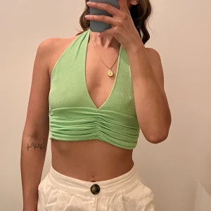 Crop top  - Crop top med halterneck. Endast använd en gång 