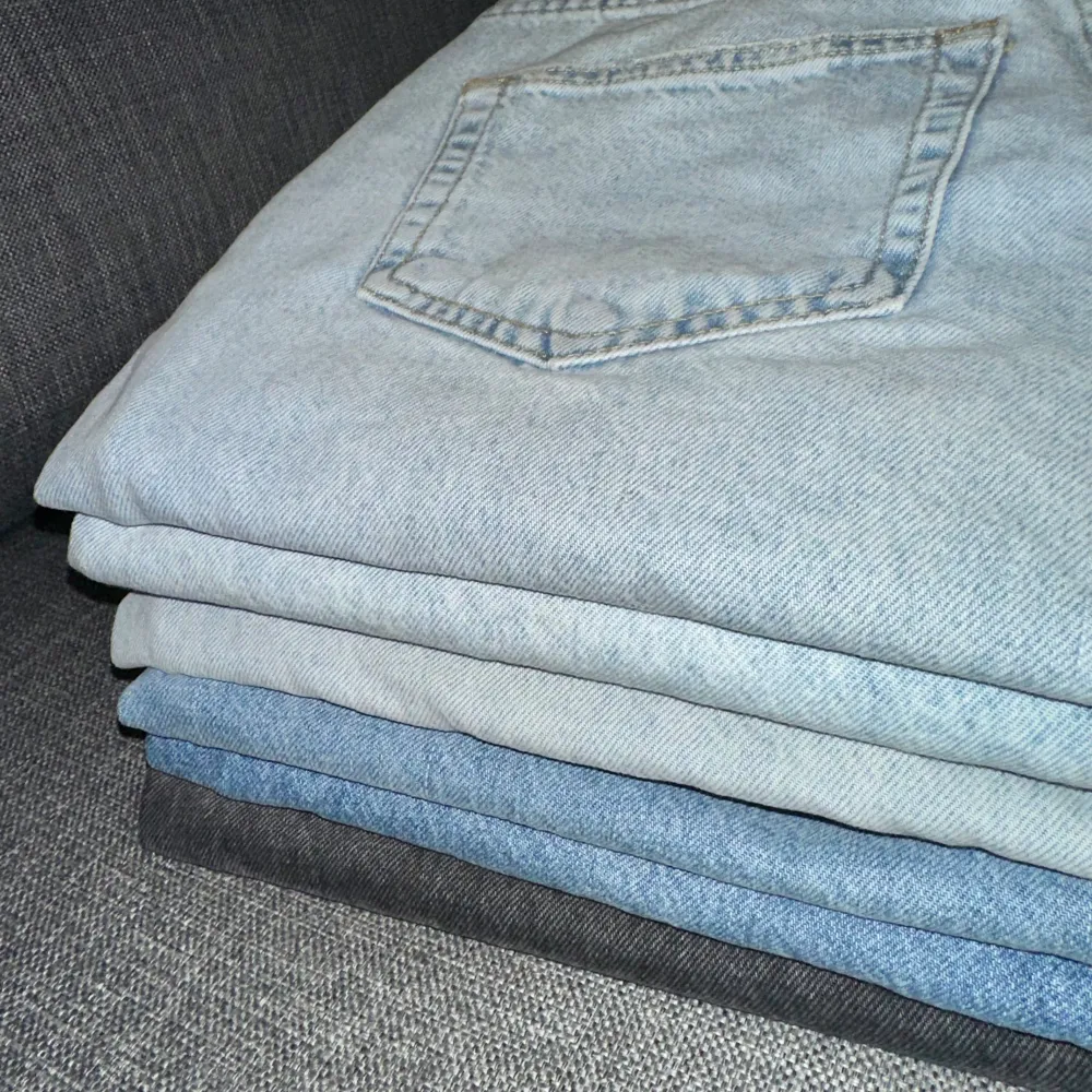 5 jeans från gina tricot +1 från hm  alla är petite i storlek 32 säljer pga jag har växt ur mig dem, har gått upp i vikt  köparen står för frakten❣️  dm för fler bilder🫶. Jeans & Byxor.