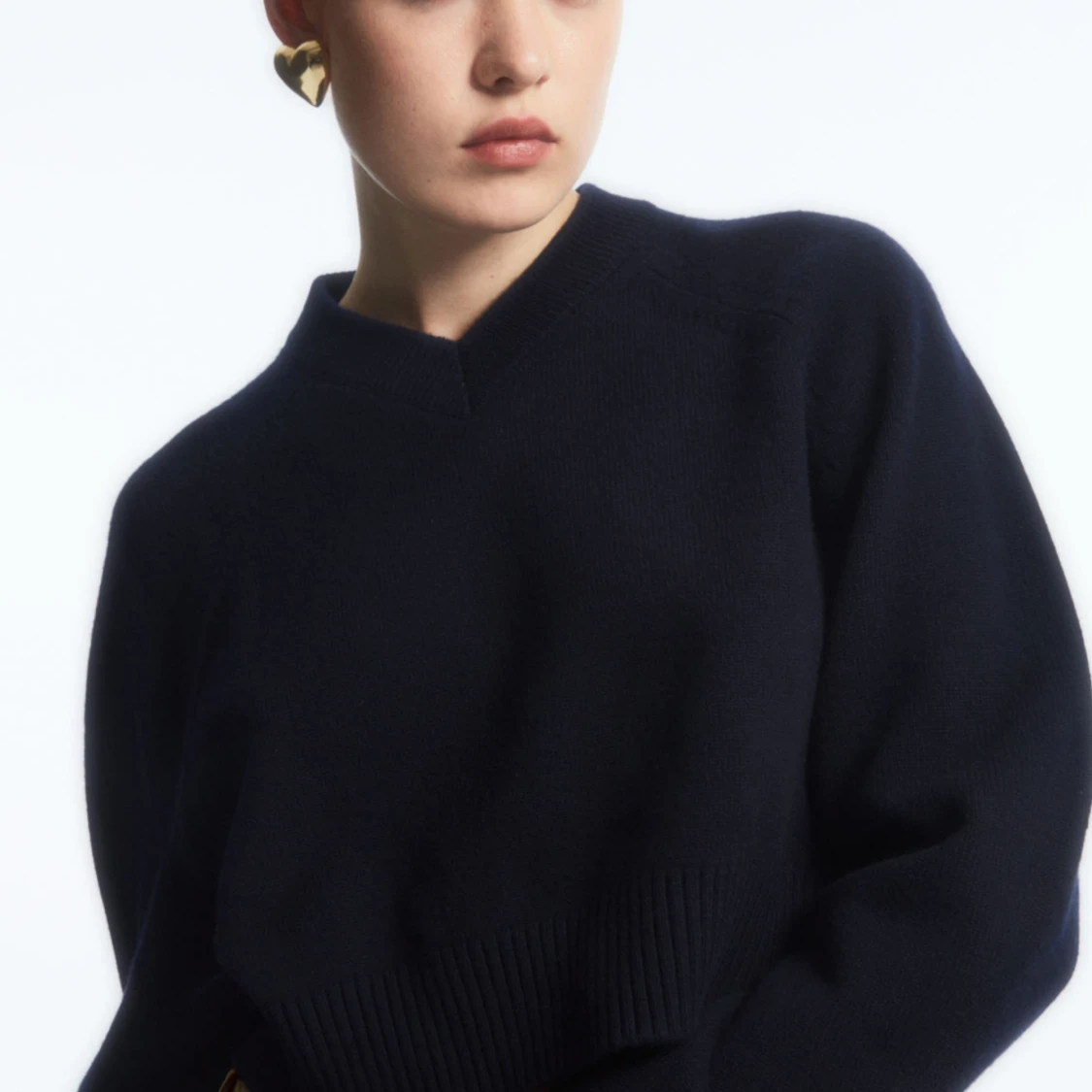 Cos ”cropped v-neck wool jumper” i marinblått, strl L - 90