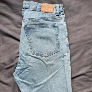 Weekday jeans ljusblå - Ett par blå jeans i bra skick från Weekday. Storlek 32/34, modellen är Barrel Relaxed Tapered och nypris ligger på 600kr. Bara att skriva vid funderingar!🙌🏻