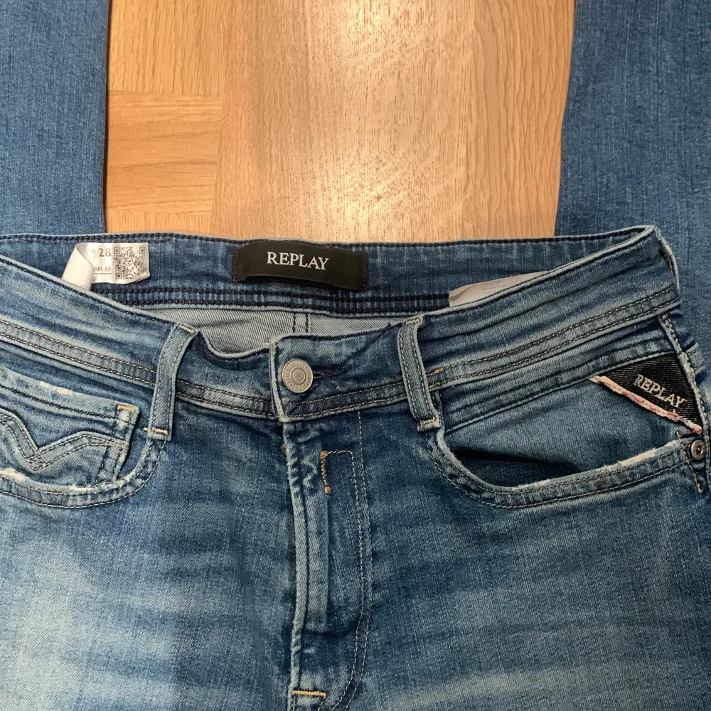 Säljer dessa jeans från Replay | Modell: Rocco | Skicket på jeansen är mycket bra utan några defekter | Storleken på jeansen är 28/32 | Mitt pris: 499kr - Nypris: 1599kr | Hör gärna av vid minsta lilla fråga! |. Jeans & Byxor.
