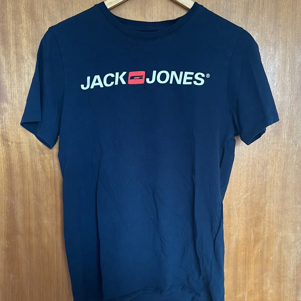 Mörkblå T-shirt från Jack & Jones . T-shirts.