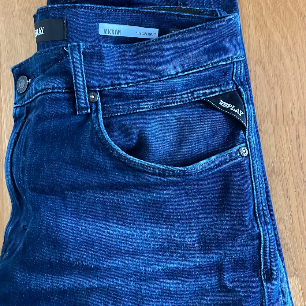 Tja! Säljer nu ett par riktigt snygga Slim Fit Replay Jeans i storlek W31 L34. Knappt använda. Köpta för 1,300. Hör gärna av er vid frågor eller funderingar!. Jeans & Byxor.