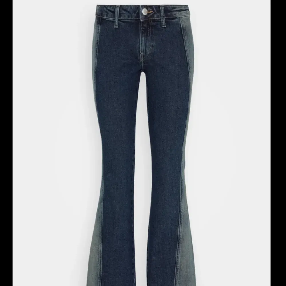 Säljer dessa så fina och coola jeansen från weekday💕de är bootcut och lowwaist💗hör av dig om du har frågor. Jeans & Byxor.