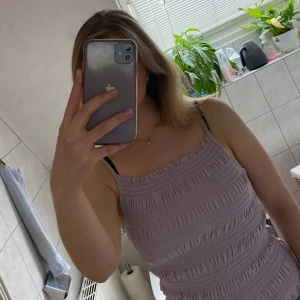 Lila linne - Jättefint lila linne från hm använt 1-2 gånger så i fint skick!💜 Andra bilden är baksidan och tredje framsidan! Storlek S, hör av dig vid frågor eller funderingar!💖