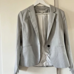 Kostymset från H&M - Kostymset från h&m. Färgen skiljer pga av ljuset på bilderna, skulle säga att de är mer likt bild 1 i verkligheten. Storlek M/L men sitter mer som en S/M ( 36-38 ). Använt 1 gång.