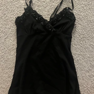 Gulligt linne - Y2k linne med blomdetaljer.