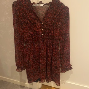 ZARA klänning - Jag säljer min klänning som endas är använd en gång i ny skick💗den säljs inte längre🙌🏼👏🏼