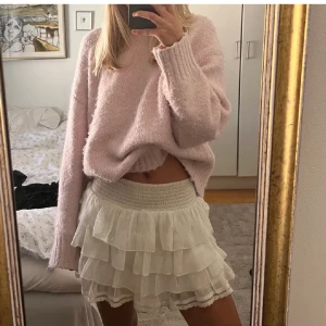 Vit volangkjol - Superfin vit volangkjol som inte kommer till användning. Storlek XS med stretchigt material så den passar även S (lånade bilder)