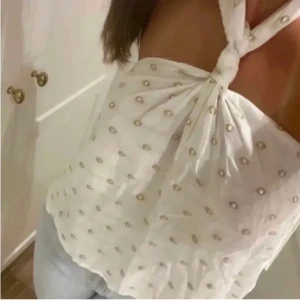 Knyt topp från zara - Säljer en snygg sommar topp från zara! Säljer pga att den är för stor för mig, därav lånad bild💘skriv för fler bilder❤️