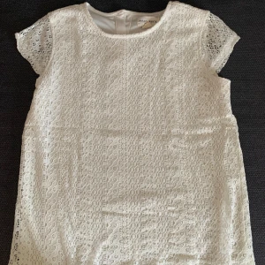 Topp - En söt topp från holy and white som inte kommer till användning längre. Skriv om ni har några frågor. 