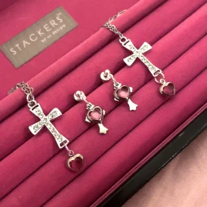 Hjärt/Kors halsband💗💗 - Självgjorda halsband/armband/örhängen Halsband: 70kr Armband: 65kr Örhängen:70kr Köp alla tre: 185kr (Fast pris) Kan även skicka brev för 18kr genom postnord💗💗säg till innan ni köper!!💗 