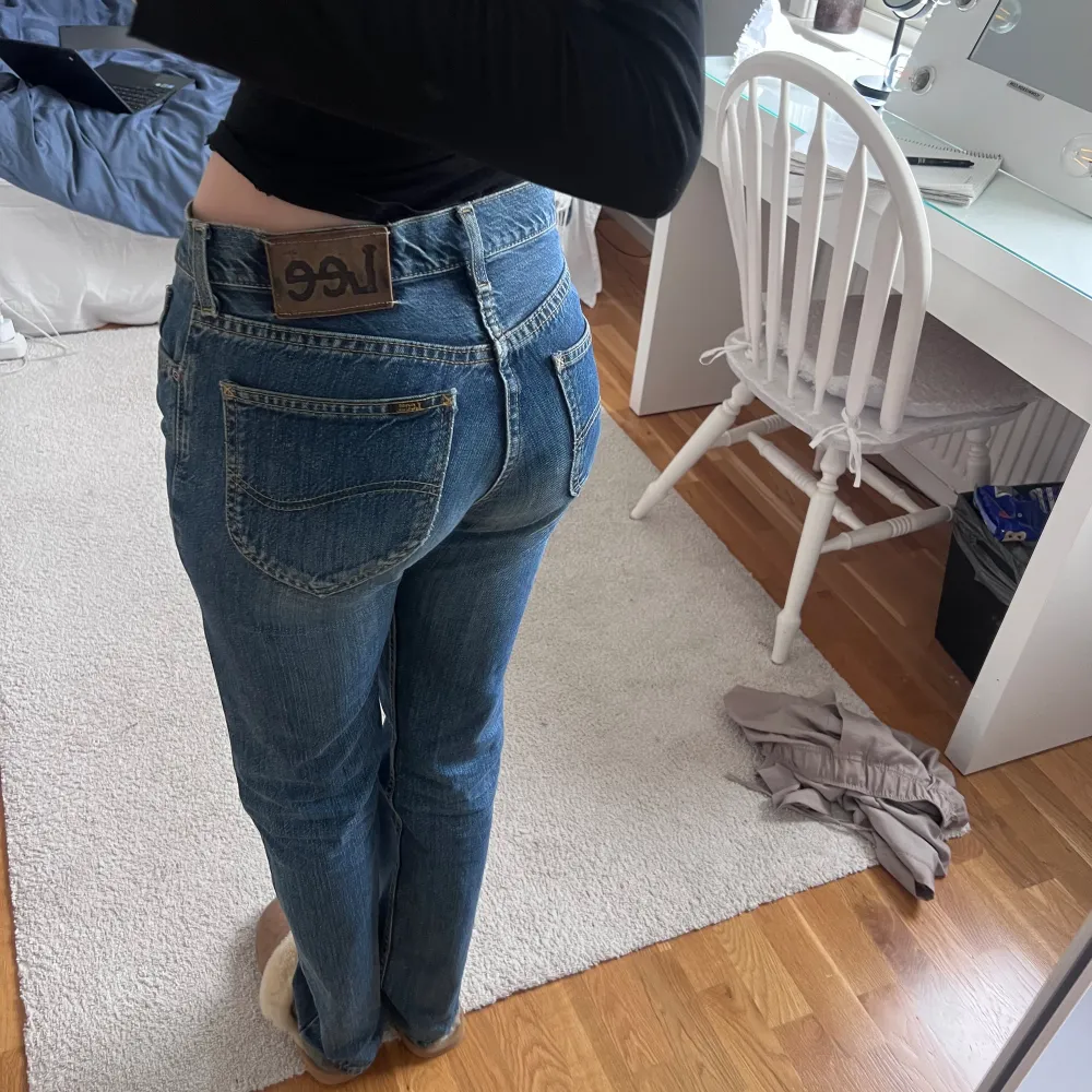 Skit snygga lågmidjade raka lee jeans  Köpt second hand Bra längd om inte lite för långa för mig som är 174 Innerbenslängd:84cm. Jeans & Byxor.