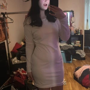 Ljus rosa klänning - Säljer denna jätte fina klänningen med öppen rygg för använder inte långarmade klänningar (finns en lite knapp vid nacken)