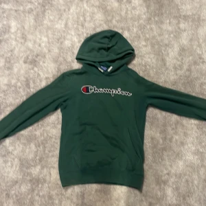 Champion hoodie - En riktigt fet Champion hoodie! Färg mörkgrön! Den passar inte längre därför säljer jag den.  Storlek 155cm. Priset går att diskutera och om du har mer frågor är det bara att skriva!