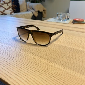 Ray-Ban boy friend  - ett par riktigt feta ray-ban boy friend sol brillor som passar perfekt till sommaren. skick 4/5  anledningen till lite lägre pris är för att fodralet är lite slitet. 