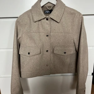 Jacka/kappa - Säljer då den inte kommer till användning så knappt använd