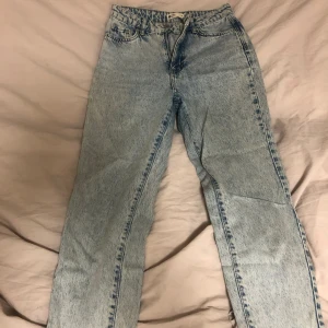 Perfect Jeans straight Ginatricot  - Jätte fina jeans ifrån Ginatricot, i väldigt fint skick!🩷