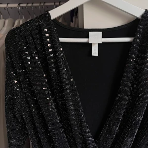 Glittrig jumpsuit - 🤍Glittrig jumpsuit med vida ben  🤍Från H&M i strl XS  🤍Stretchigt material
