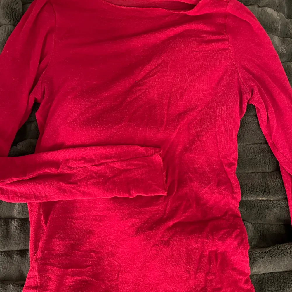 Säljer denna sparsamt använda tröjan från intimissimi. Röd och är endast använd 3 gånger.🩷 jag har storlek m men passar mig som bär på s också då jag inte ville att tröjan skulle va så genomskinlig på brösten.. Toppar.