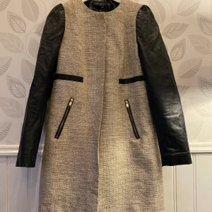 Jacka/kappa - Perfekt vår jacka från H&M. Lite lätt sliten uppe i kragen men inget man ser eller tänker på (kan skicka bild om önskas). Storlek 36