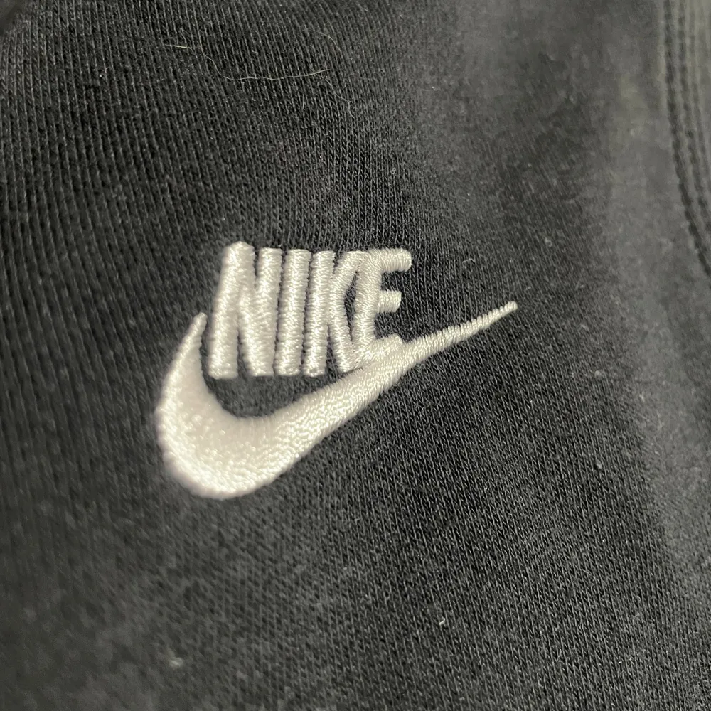Säljer svart Nike sweatshirt i skick 9/10 Hör av er om ni är intresserade eller har frågor. Hoodies.